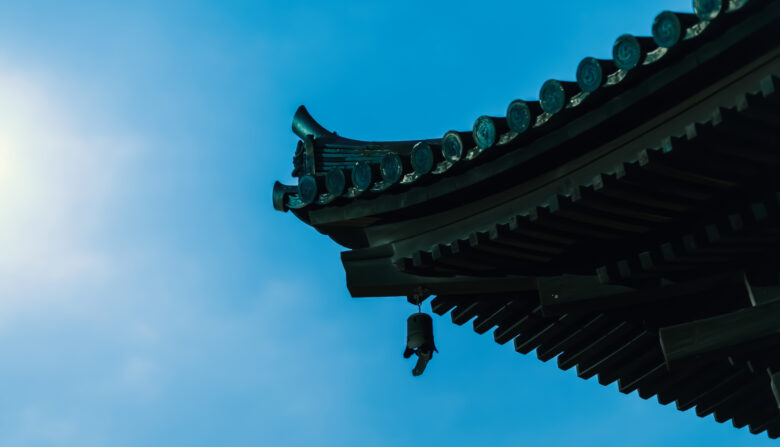 太陽の光が寺院を照らす