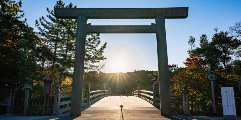 伊勢神宮 内宮 宇治橋鳥居から昇る朝日