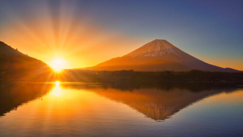 精進湖と富士山の日の出風景