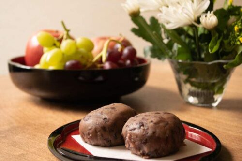 春のお彼岸の食べ物の牡丹餅とお供え物の並ん